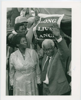 Walter Sisulu and Albertina Sisulu on his arrival home