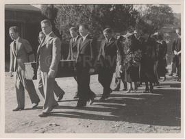 Group bearing coffin at Plaatje's funeral, Kimberley